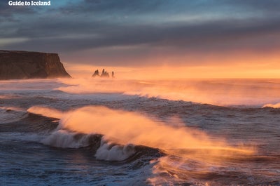 La spiaggia di sabbia nera di Reynisfjara, sulla Costa meridionale dell'Islanda, è tanto bella quanto pericolosa, quindi non avvicinatevi troppo alla marea!
