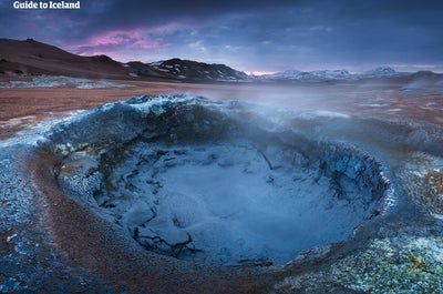 Il paesaggio marziano e pesante come lo zolfo del Namaskard Pass.