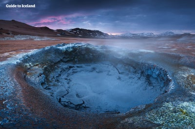 Il paesaggio marziano e pesante come lo zolfo del Namaskard Pass.