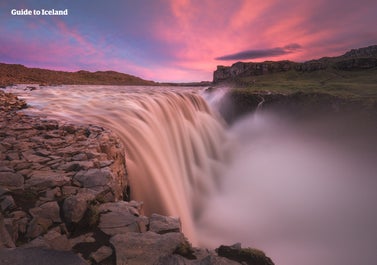 De Dettifoss valt 44 meter in de kloof van Jokulsargljufur.