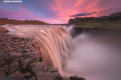 Dettifoss precipita per 44 metri nel canyon di Jokulsargljufur.