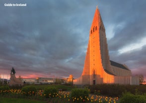 Hallgrimskirkja, luterański kościół w Reykjaviku, jest prawdopodobnie najbardziej rozpoznawalnym zabytkiem miasta.