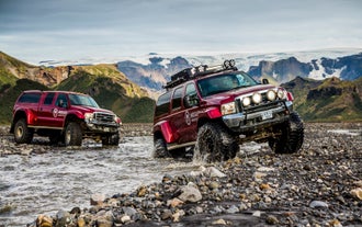 De Super Jeep is meer dan geschikt voor het oversteken van gletsjerrivieren. Het is zelfs een van de spannendste momenten tijdens de tour!