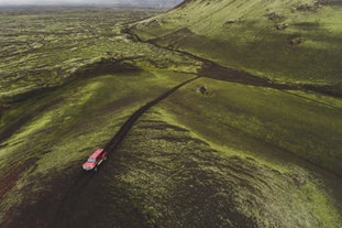 Een superjeep doorkruist de fantastische landschappen van de IJslandse Centrale Hooglanden.