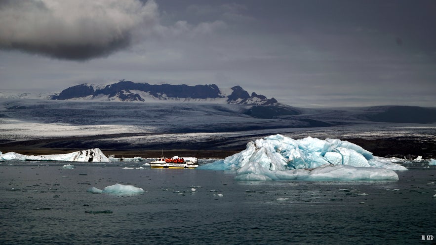 Bateau amphibie sur la lagune de Jokulsarlon