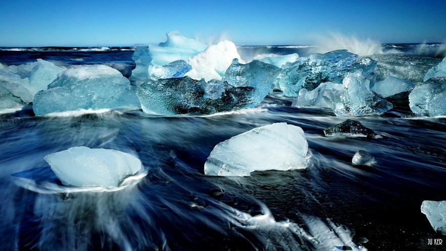 Blocs de glace sur la plage à proximité de Jokulsarlon