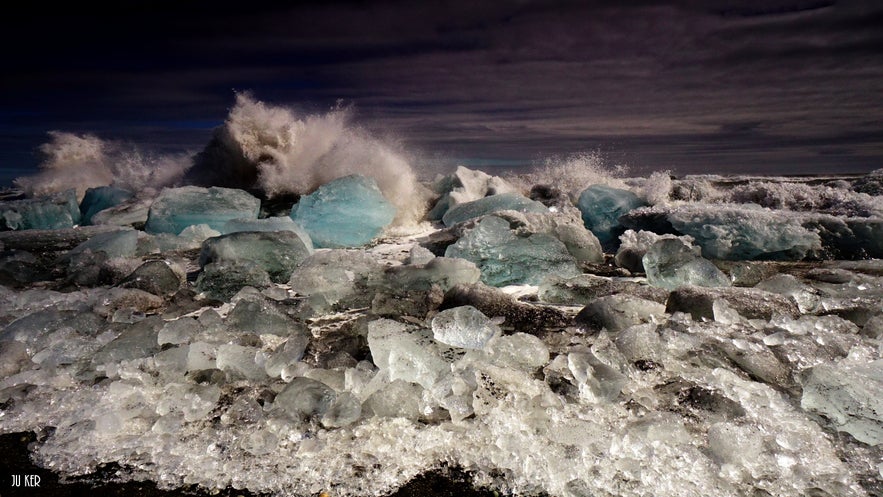 Les blocs de glace dérivent vers l'océan et sont poussés par les vagues sur la plage