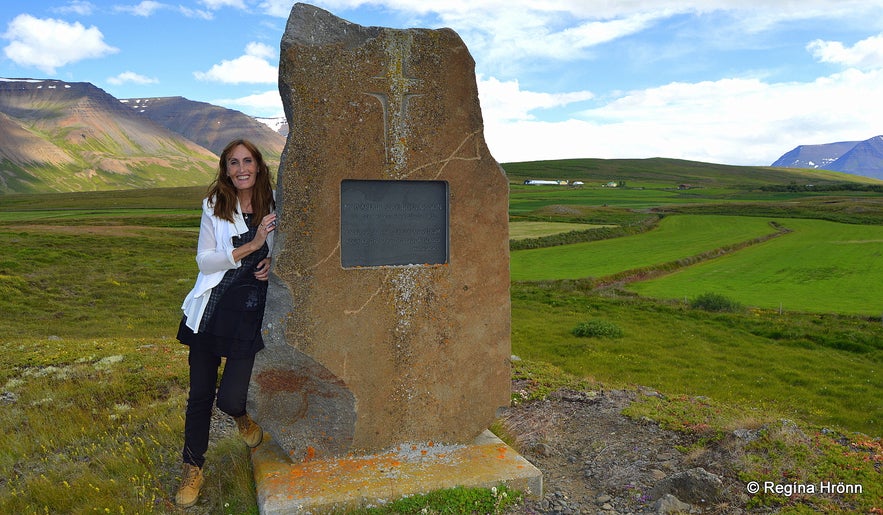 A monument by the road leading to Neðri-Ás in Hjaltadalur