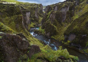 冰岛南部的Fjaðrárgljúfur峡谷极为美丽。