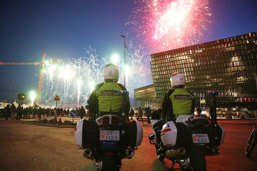 La police à l'extérieur de la salle de concert Harpa lors des célébrations du nouvel an.