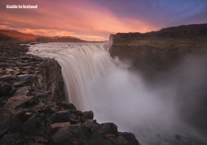 Dettifoss, der findes i Vatnajokull Nationalpark, er Islands mest powerfulde vandfald.