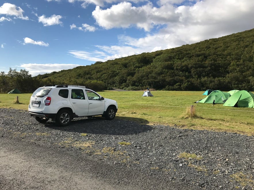 Parkmöglichkeiten neben den Camping-Wiesen