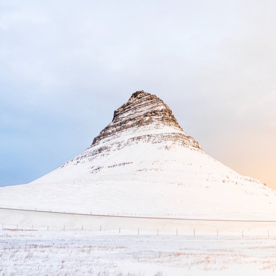 冰島教堂山雪景