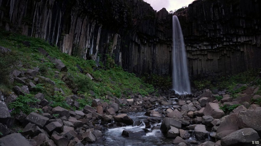 La chute de Svartifoss dans la réserve de Skaftafell