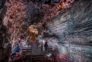 Lasciati incantare dai meravigliosi colori della grotta di Raufarhólshellir in questo emozionante tour di un giorno.