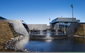 Je wordt omringd door spectaculaire natuur terwijl je tot rust komt in het geothermische water van de Krauma natuurbaden.