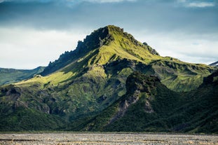 Se taggiga, mossbeklädda berg på en super jeeptur till högländerna.
