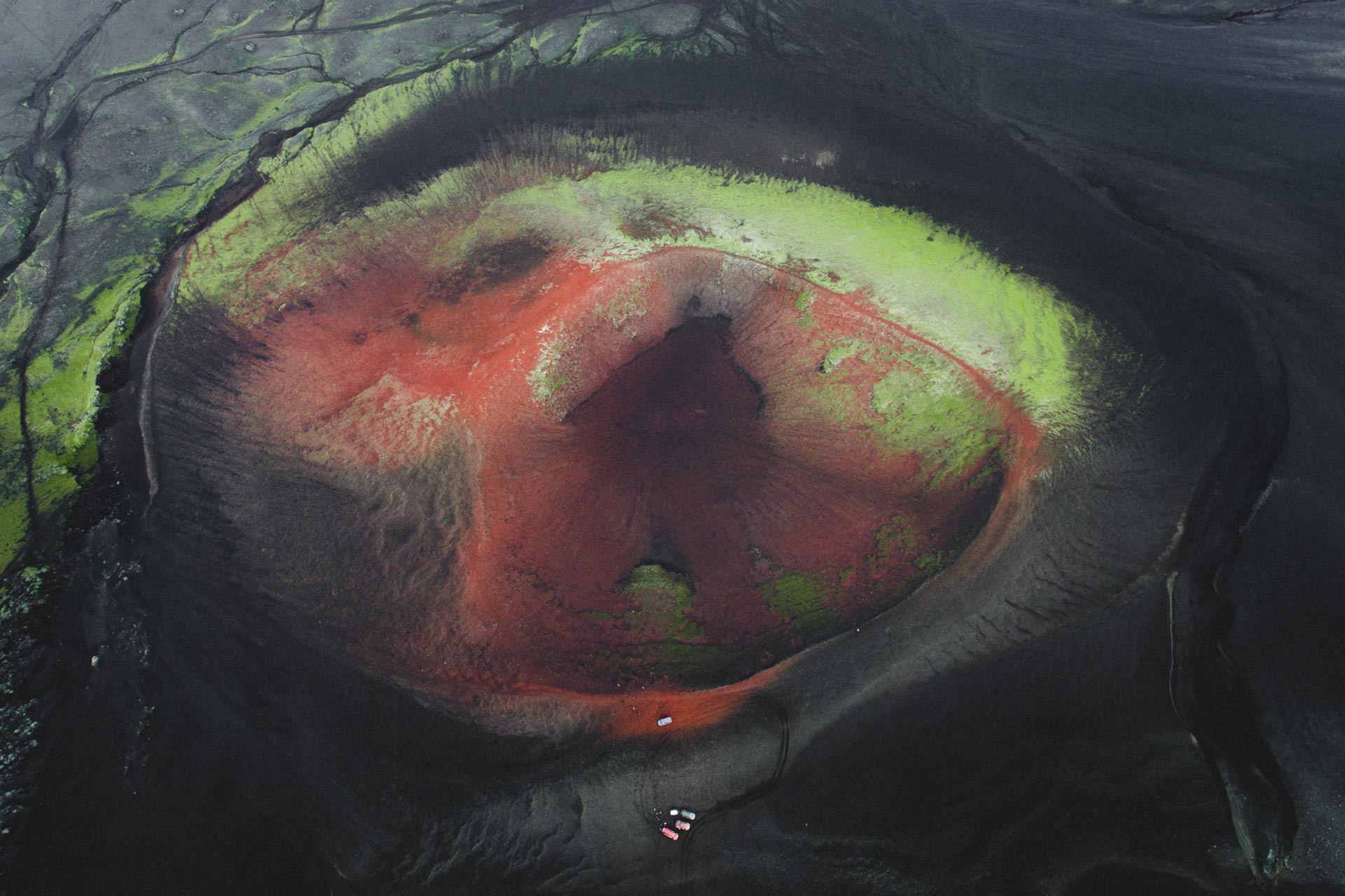 乘坐超级吉普车游览高地的兰德曼纳劳卡（Landmannalaugar）地热区。