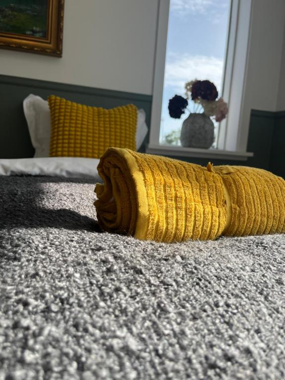 Primo piano di asciugamani arrotolati su un letto al Floki by Guesthouse Reykjavik.