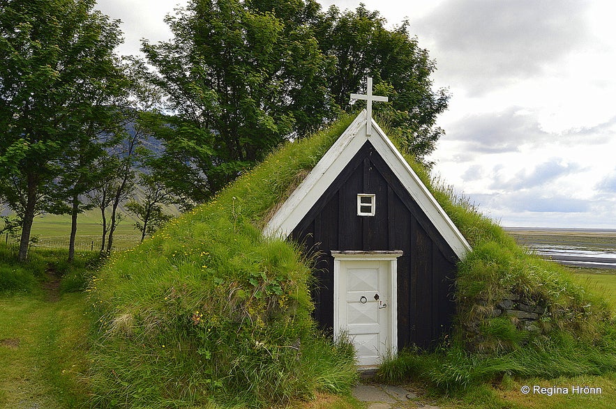 Núpsstaðakirkja位于冰岛南岸的瓦特纳冰川(Vatnajökull)脚下，是冰岛最小的草顶教堂