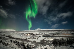 Kauniit revontulet liikkuvat kuin tanssien taivaalla Thingvellirin kansallispuiston yllä.