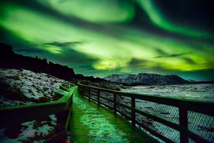 Le ciel devient vert vif lorsque les aurores boréales apparaissent.