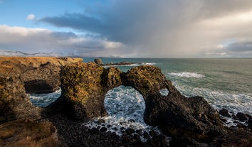 Se vakre fjellformasjoner skulpturert av Atlanterhavet på en minibustur på Snæfellsnes-halvøya.