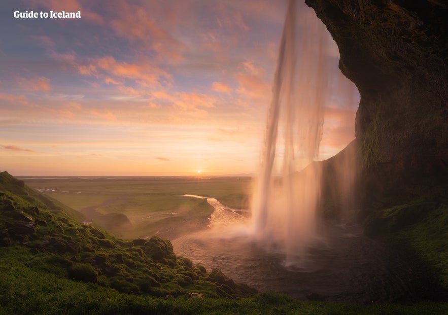 Foto vanuit de grot achter de waterval Seljalandsfoss.