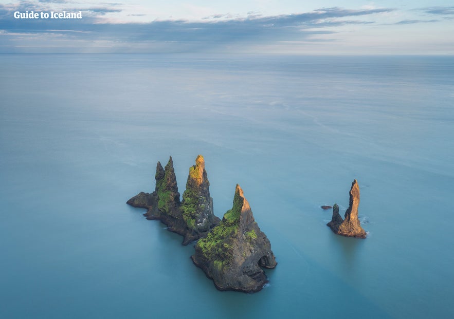 Les rochers de Reynisdrangar sortant de l'océan et visibles depuis la cote sud en Islande