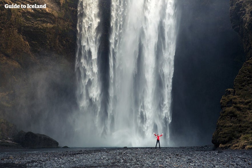 Les voyageurs peuvent se rendre au-dessus de la cascade Skogafoss via un sentier