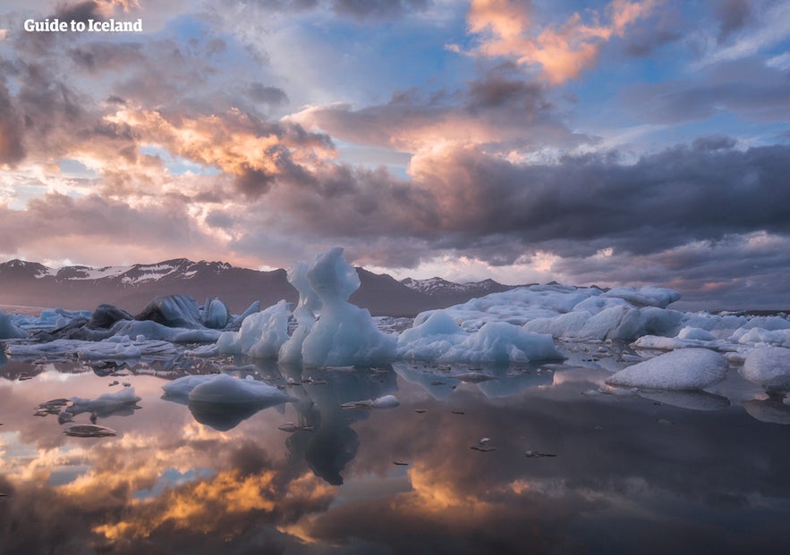 Jokulsarlon glaciärlagun anses ofta vara den främsta platsen att besöka när man reser på Island tack vare dess otroliga, eteriska atmosfär.