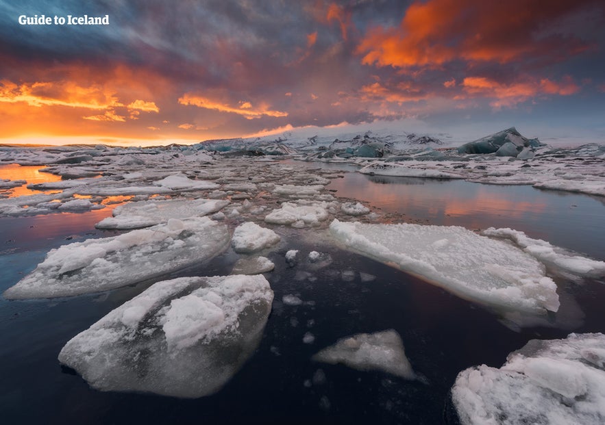 Laguna lodowcowa Jökulsárlón w trakcie zachodzącego słońca