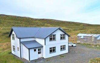 冰岛东部的Lindarholl宾馆是一栋温馨的两层住宿建筑。