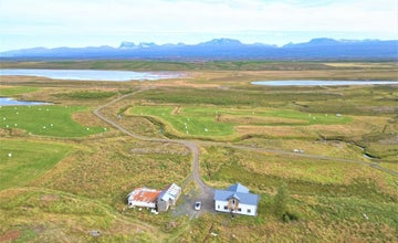 Lindarholl Guesthouse otoczony jest rozległą posiadłością z dolinami, polami uprawnymi i jeziorami.