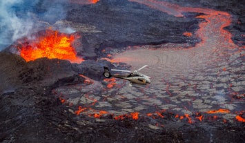 A helicopter gets a good view of the Reykjanes eruption site.