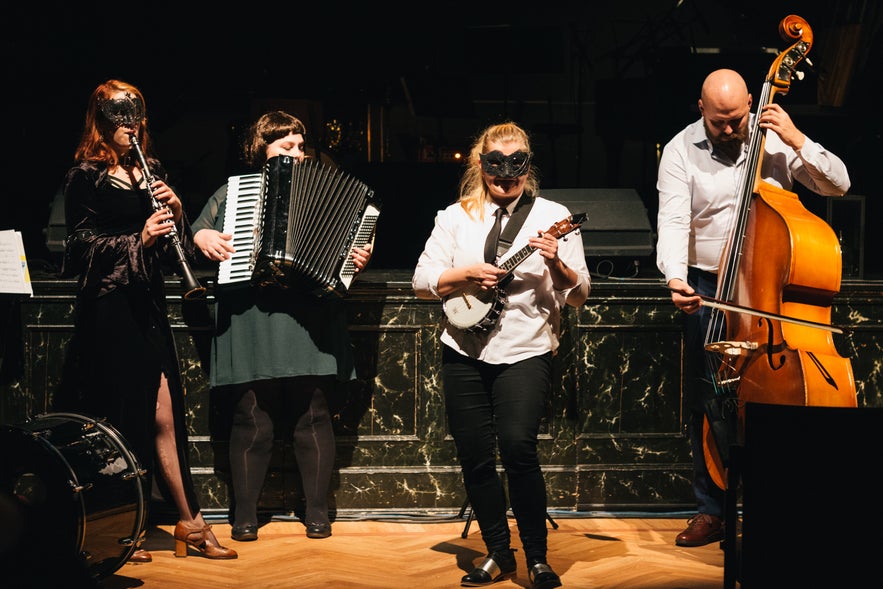 Gleðikonurnar performing at Rauða skáldahúsið in Iðnó