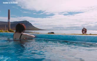 In Islands Westfjorden findest du zahlreiche heiße Quellen und geothermale Becken.