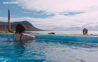 Troverai numerose sorgenti termali e piscine geotermiche nei fiordi occidentali dell'Islanda.