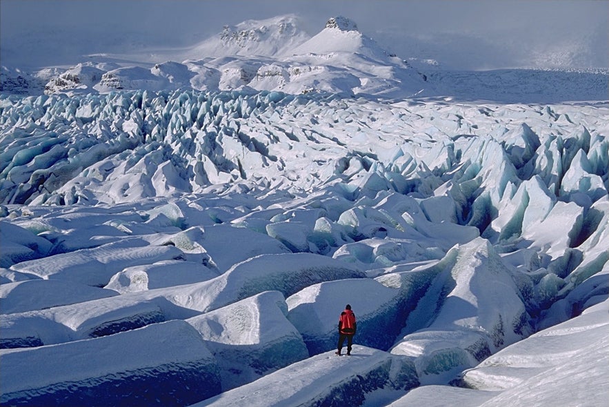 Vatnajökull nasjonalpark er et landskap med fjell, naturlige skråninger og glitrende isbreer.