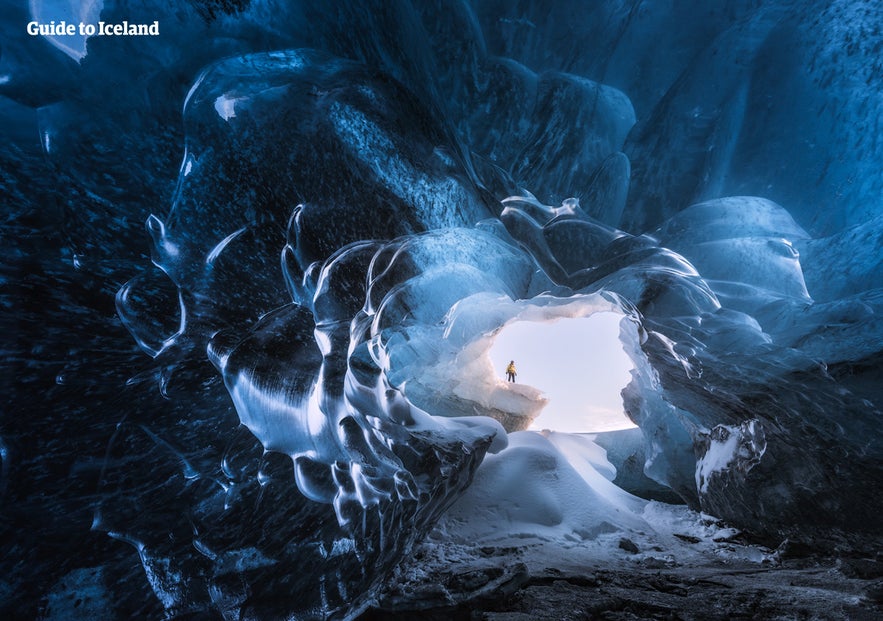 L'intérieur éblouissant d'une grotte de glace islandaise.