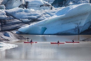 Paddele zwischen Eisbergen auf einer Kajaktour auf der Gletscherlagune Sólheimajökull.