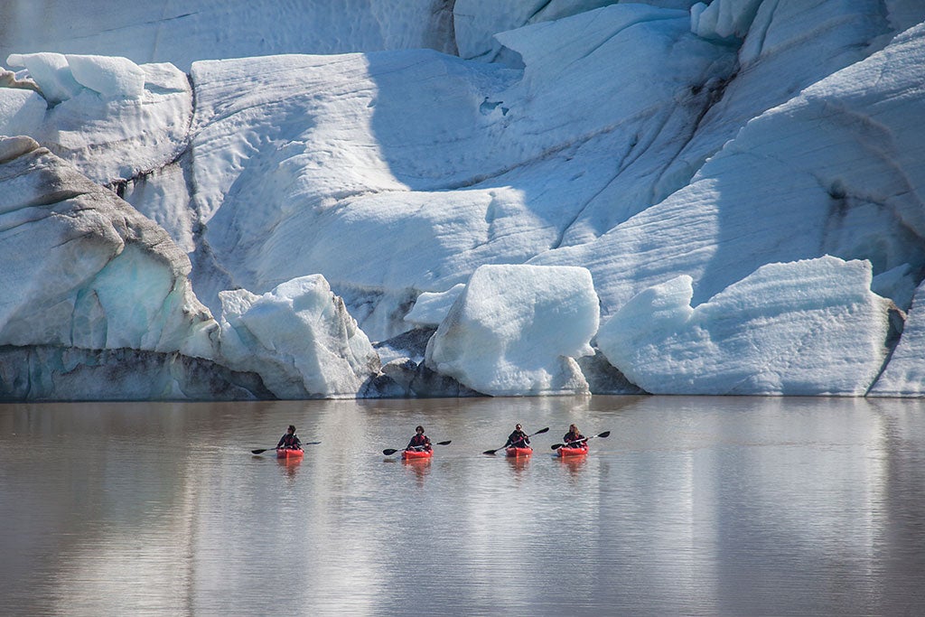 Un tour in kayak nella laguna glaciale di Sólheimajökull è adatto sia ai principianti sia agli esperti.