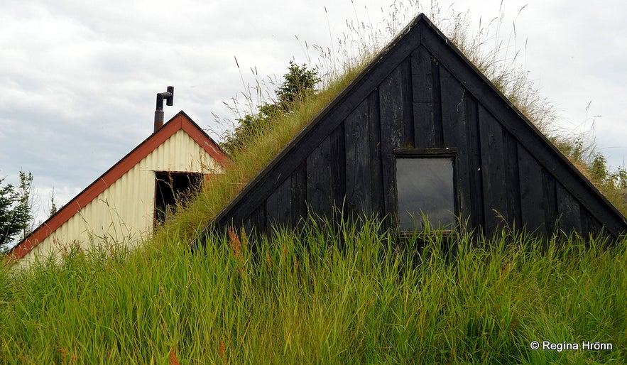 Íslenski bærinn Turf House at Austur-Meðalholt in South-Iceland