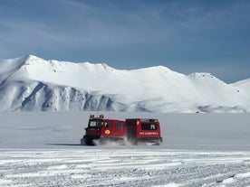 Snowcats atravesando la cima del Vatnajokull.