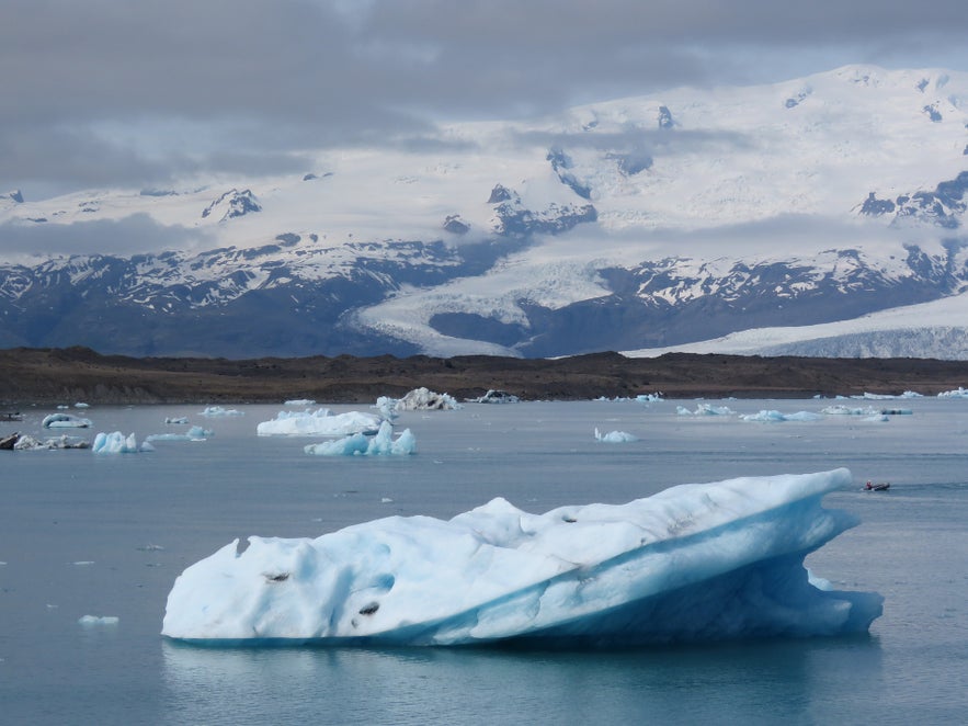 Heinabergslón is a glacial lagoon found within Vatnajökull National Park, located on the South Coast of Iceland.