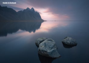 Det majestetiske Vestrahorn-fjellet nær landsbyen Hofn.