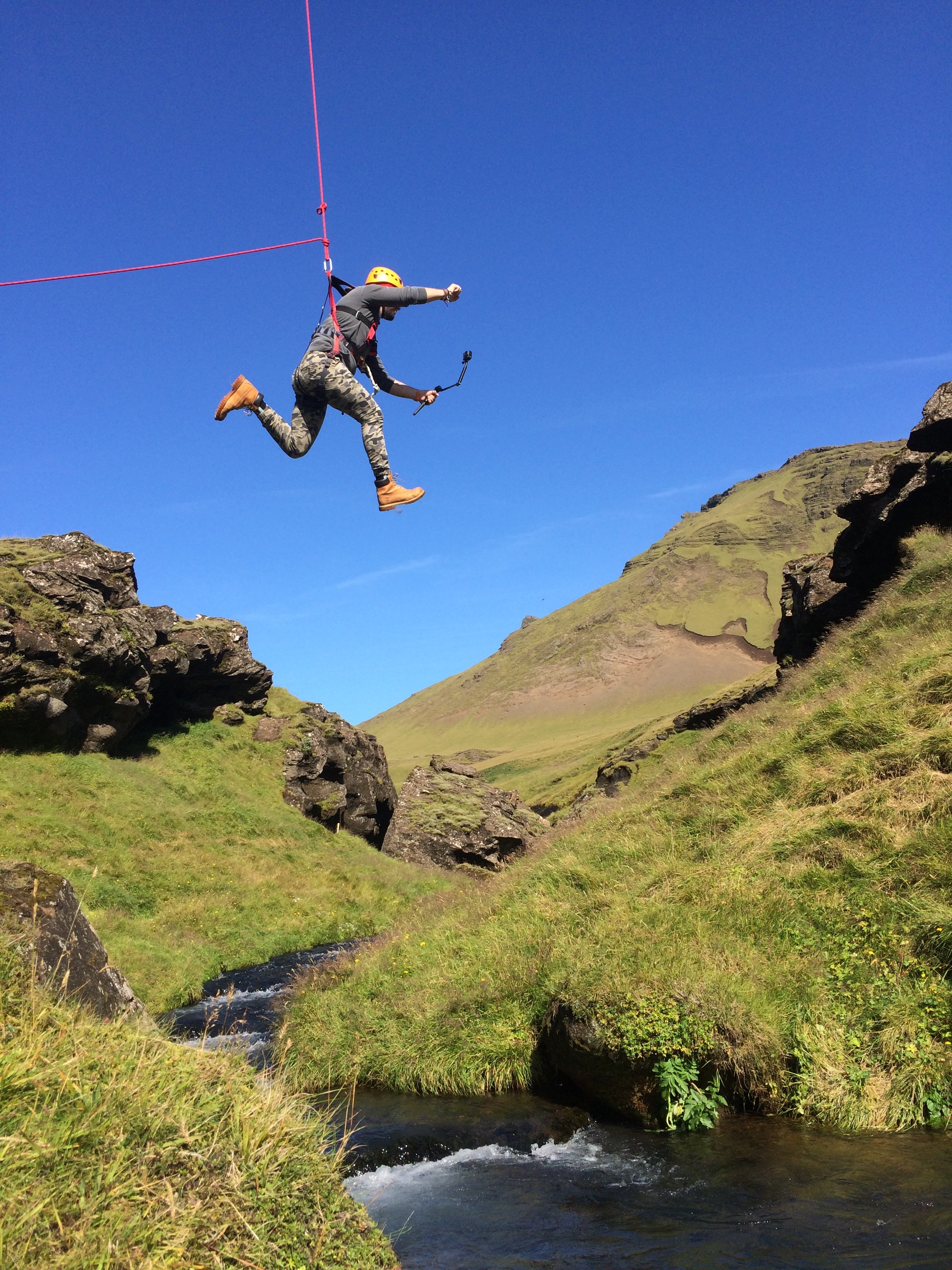 Känn adrenalinet rusa genom din kropp på en zipline-tur.