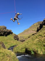 Känn adrenalinet rusa genom din kropp på en zipline-tur.