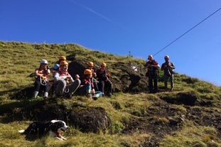 Aggiungete un po' di brivido alle vostre attività turistiche con un tour in zipline.