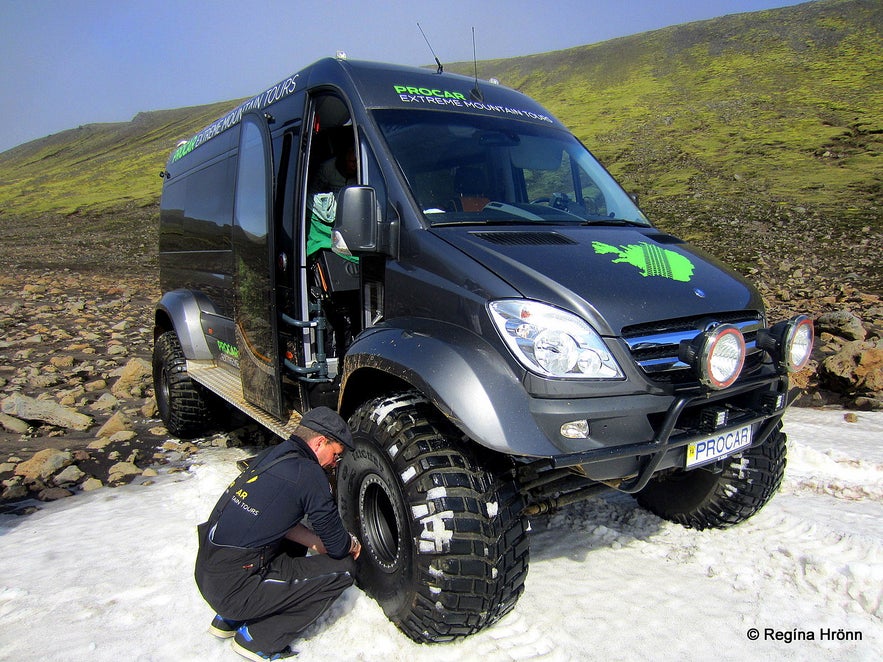 Deflating super jeep tires to be able to drive up to Eyjafjallajökull volcano